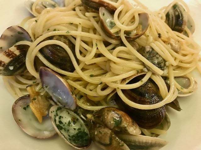 Spaghetti with clams and herbs