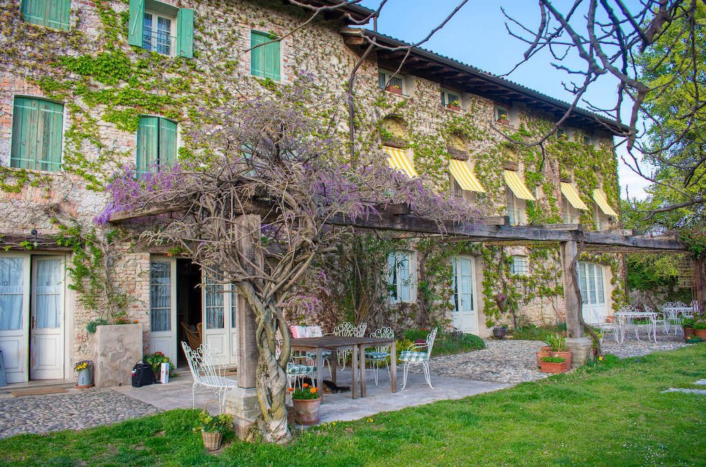 Maso di villa outside with ivy and wisteria and terrace.