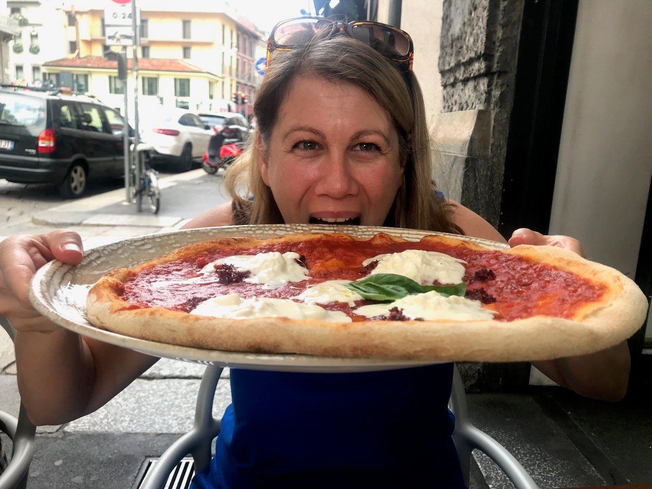 Indiana Jo eating Pizza in Brera