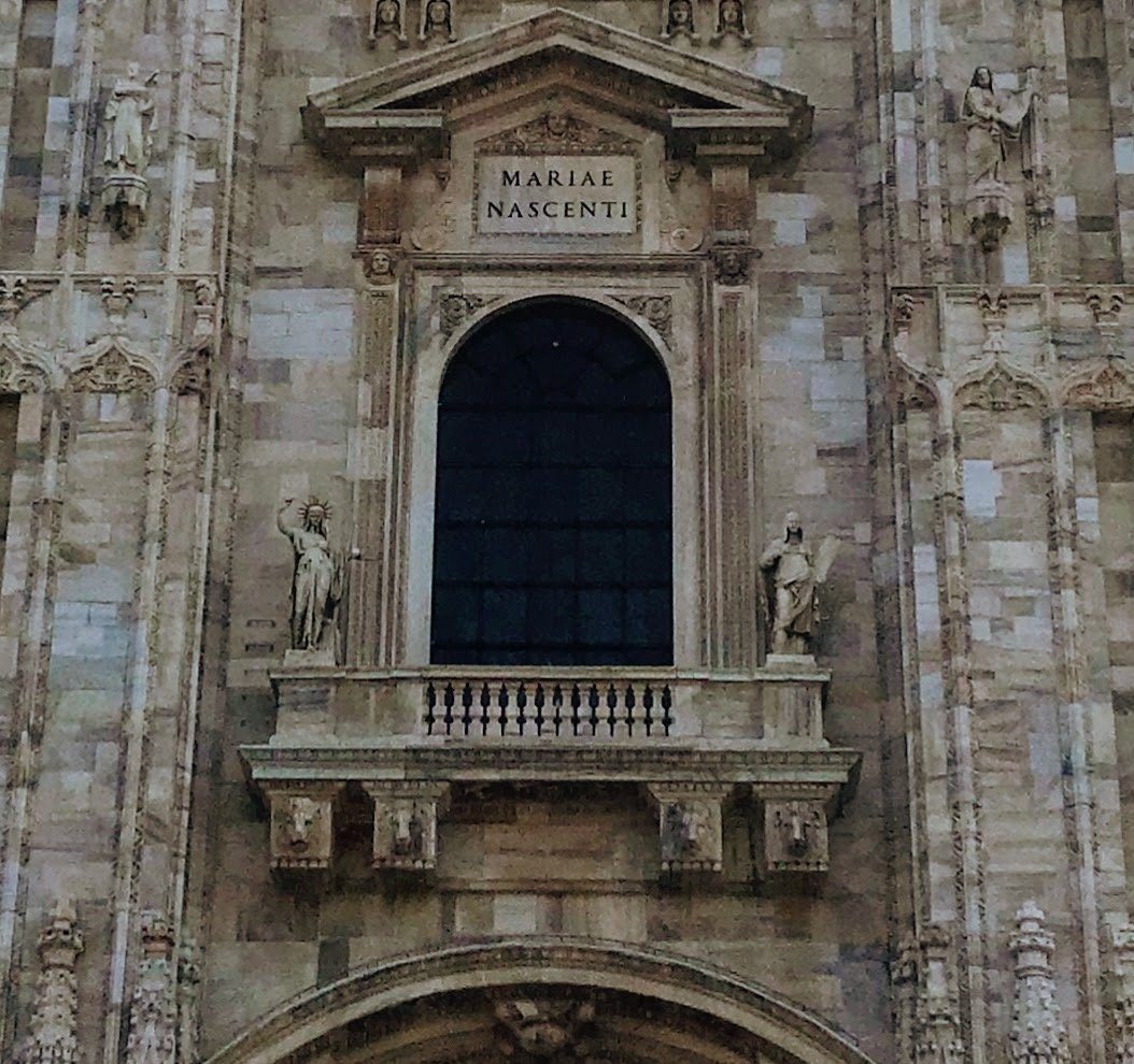 Statues looking like the Statue of Liberty in Milan