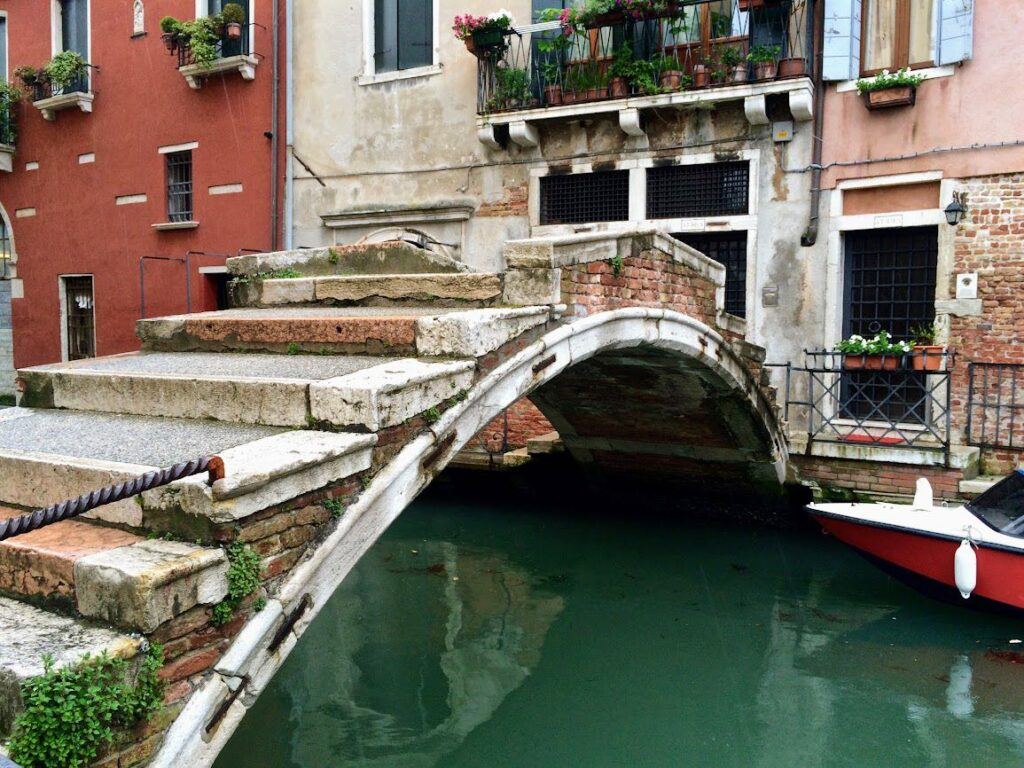 Ponte de chiodo bridge without parapets