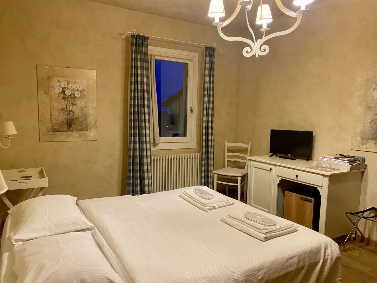 White cool tones of bedroom at Casa Marinelli.